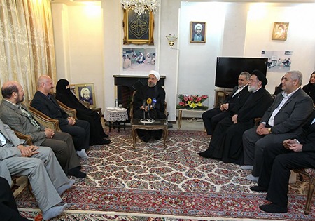 تصاویر/دیدار رئیس جمهور با خانواده شهید محلاتی