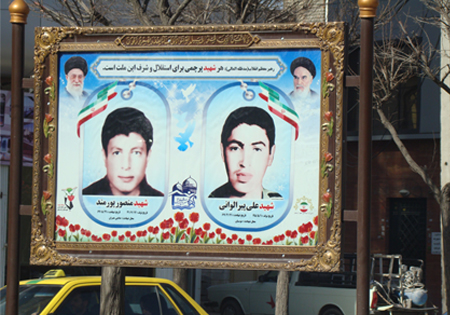 تصاویر شهدای استان قم در ورودی‌های شهر نصب شد
