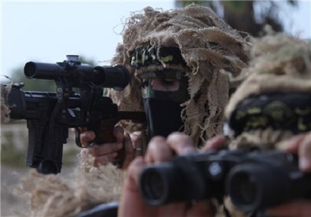 رزمندگان حماس با پوشیدن لباس های سربازان اسراییلی دشمن را گمراه کردند