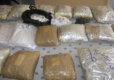دستگیری 5 قاچاقچی و کشف 232 کیلو مواد افیونی در منزل مجردی