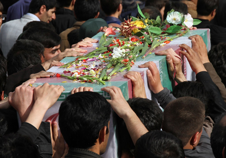 پیکر سه شهید گمنام در میدان ۱۵ خرداد تهران به خاک سپرده شد