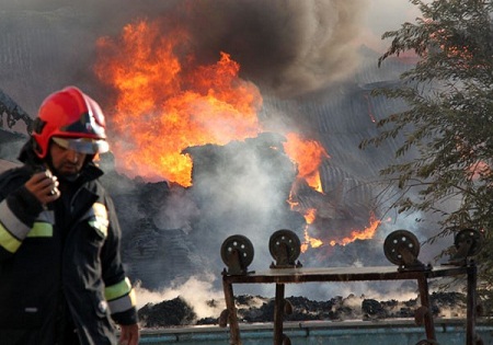 آتش‌سوزی در انبار 5 هزار متری نگهداری چوب