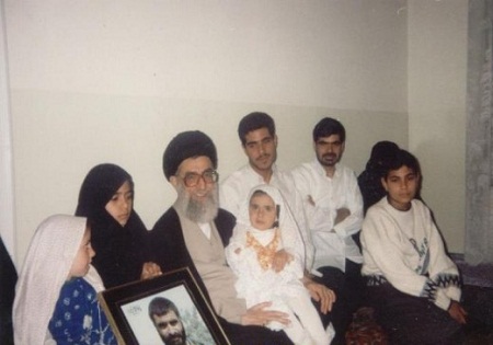 عکس/مقام معظم رهبری در کنار خانواده شهید برونسی
