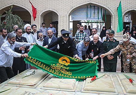 عطرافشانی و غبارروبی مزار هشت شهید گمنام در مرکز فرهنگی دفاع مقدس مازندران