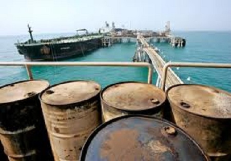 عربستان با کاهش دادن قیمت نفت در صدد ضرر رساندن به روسیه و ایران است