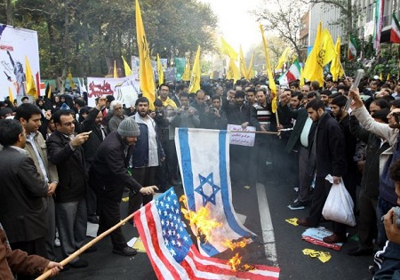 پرچم امریکا و اسرائیل به آتش کشیده شد