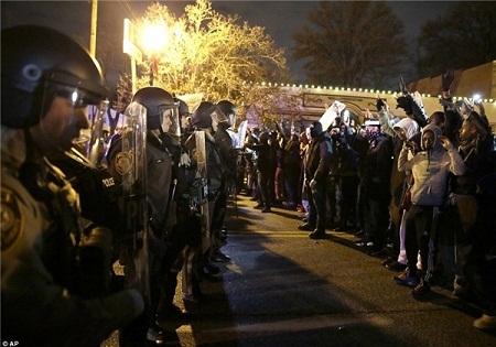 اعتراضات در فرگوسن به خشونت کشیده شد/ تظاهرات اعتراضی در آمریکا و جهان فردا ادامه می‌یابد