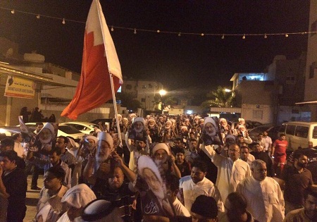 بحرینی‌ها در اعتراض به یورش به منزل شیخ عیسی قاسم تظاهرات کردند