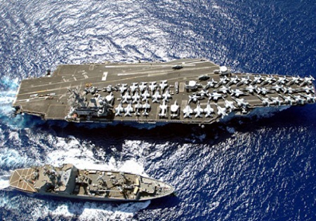 پرواز و شناسایی پهپاد نیروی دریایی ارتش بر فراز ناو هواپیما بر آمریکایی