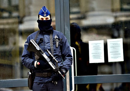 شش حمله ضدتروریستی دربروکسل/ مقامات فرانسه ازحمله شیمیایی می‌گویند