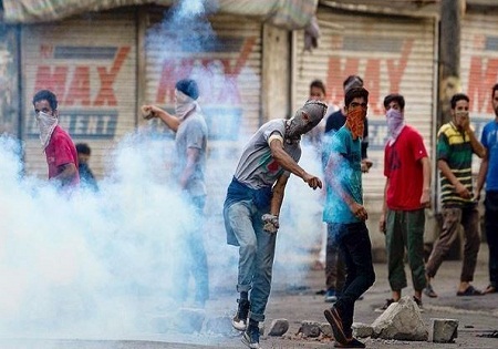 اعزام 2 هزار نیروی ذخیره پلیس هند به کشمیر/ سرکوب مسلمانان ادامه دارد