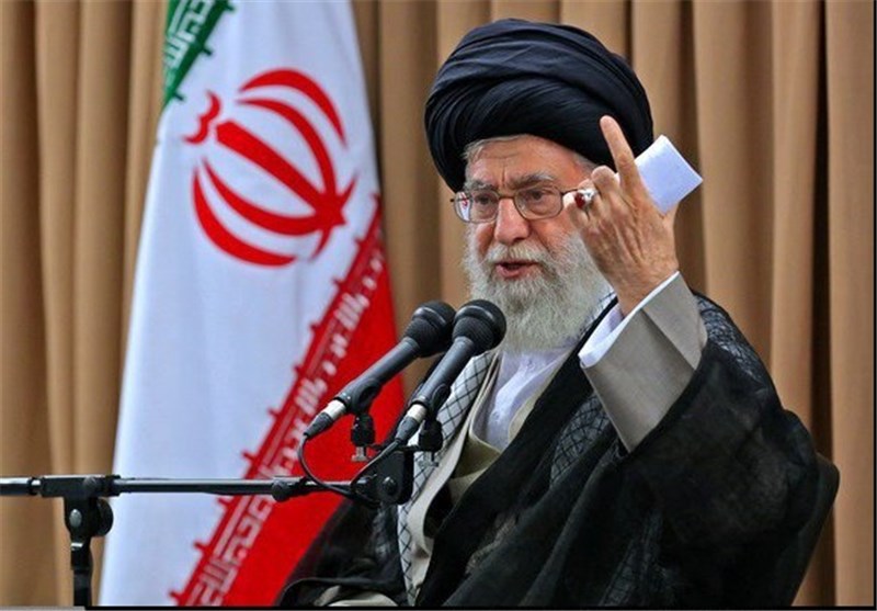 الإمام الخامنئي: الانتخابات الأمريكية لا تختلف عن سابقاتها بالنسبة لنا لأنّ شر الحزبين أضر بالشعب الإيراني