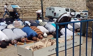 Palestinians Continue Praying Outside Al-Aqsa; Israel Injures 20 in Al-Quds