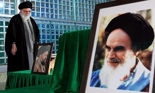 Leader visits Imam Khomeini's mausoleum