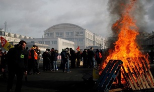 French Economy Shrinks 0.1% under Pressure of Massive Protests
