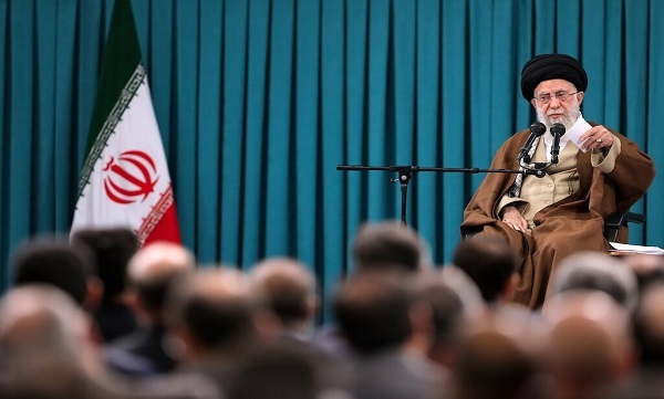 Leader Hails Iranian Economic Activists for Countering Sanctions