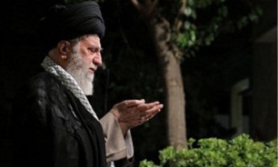 امام خامنه‌ای بر پیکر مرحوم آیت‌الله هاشمی‌رفسنجانی نماز اقامه می‌کنند