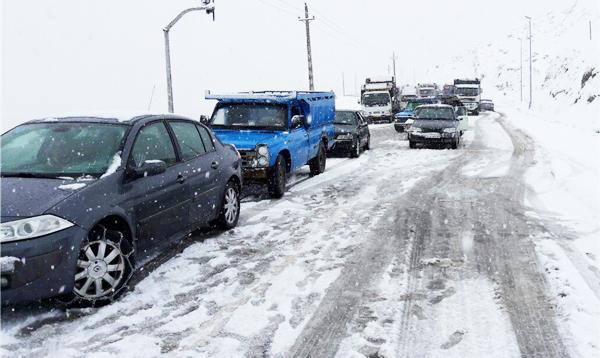 انسداد چند جاده در گیلان و کردستان به علت ریزش کوه و بارش برف