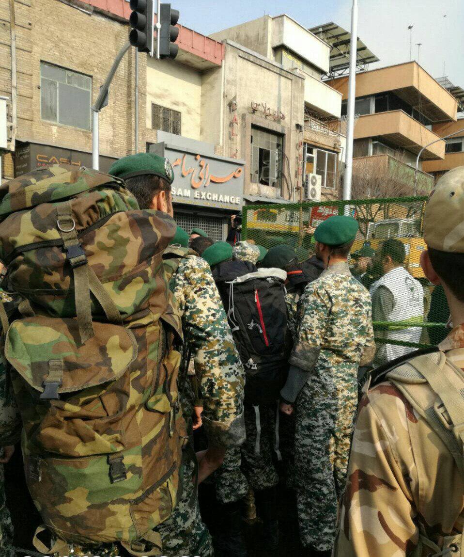 حضور کلاه‌سبزهای ارتش برای کمک‌رسانی به حادثه‌دیدگان ساختمان پلاسکو+ عکس