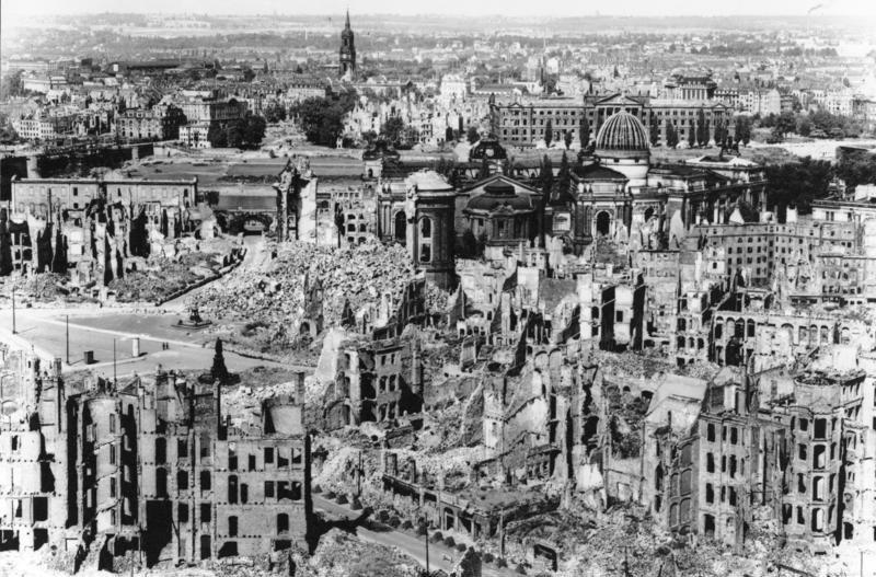 سالگرد جنایت جنگی آمریکا و انگلیس در جنگ جهانی دوم/ بمب‌های آتش‌زای متفقین بیش از نیم‌میلیون غیرنظامی را قتل‌عام کرد