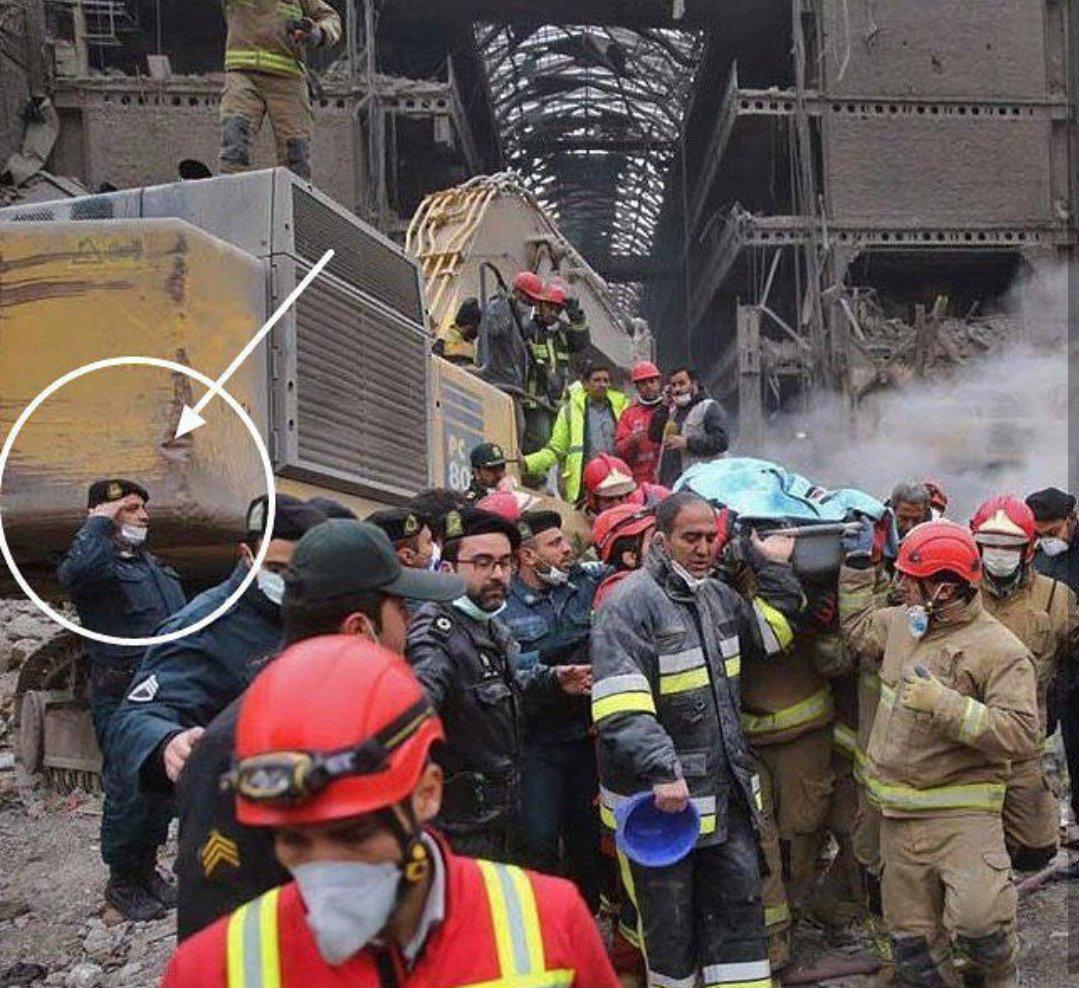 عکس/ احترام افسر نیرو انتظامی به پیکر آتش نشان شهید