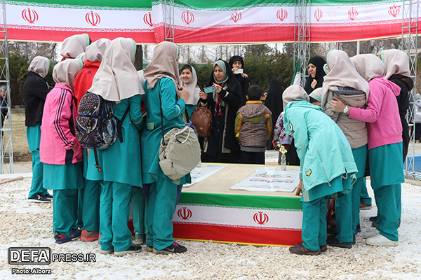 ادای احترام جمعی از دانش‌آموزان به شهدای گمنام در کرج