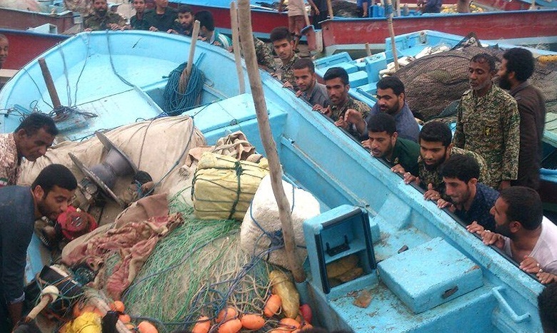 کمک‌رسانی نیروهای سپاه به ماهیگران دیّر پس از طغیان آب + تصاویر