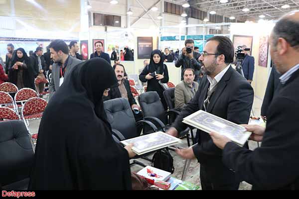 تجلیل از نویسندگان دفاع مقدس در نمایشگاه بین المللی کتاب تبریز + تصاویر