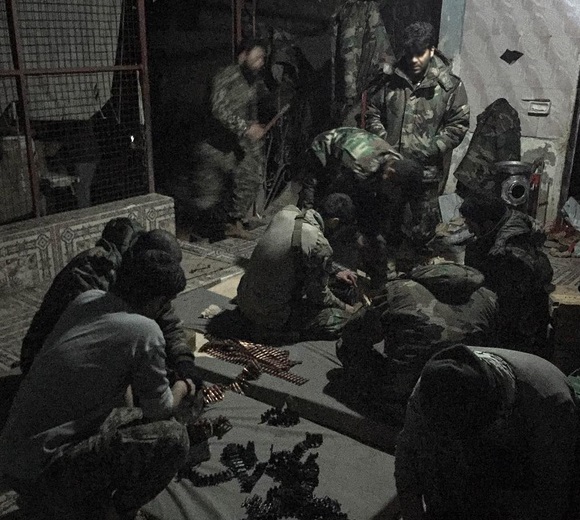 عکس/ آماده شدن رزمندگان برای عملیات در حومه‌ حلب
