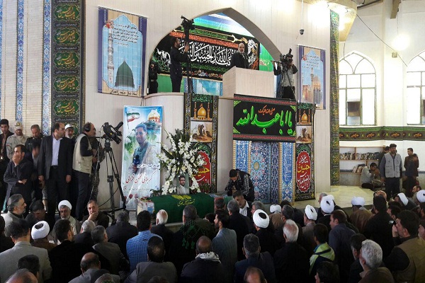 تصاویر/ آغاز مراسم تشییع و خاکسپاری شهید محسن خزایی در مصلی زاهدان
