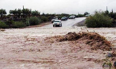 محورهای عجب‌شیر و اشنویه به پیرانشهر به دلیل بارش باران و سیل مسدود است