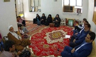 دیدار هنرمندان بوشهری با خانواده شهید انجم‌افروز