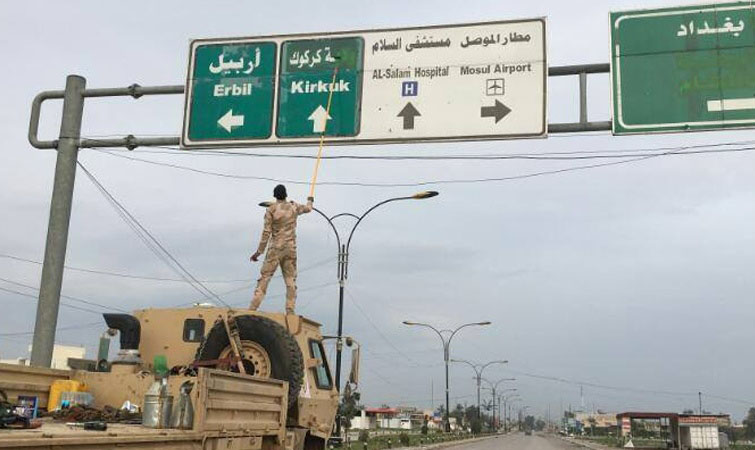 پاک کردن شعارهای داعشی در موصل+ تصاویر