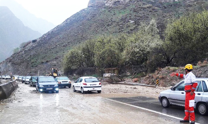 آخرین وضعیت راه‌های کشور/ بارش باران در محورهای غربی کشور/ انجام عملیات راهسازی در جاده چالوس و آزاده راه قم - تهران