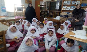 بازدید دانش آموزان دبستان دخترانه خاکباز از کتابخانه تخصصی دفاع مقدس استان مرکزی