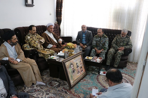 دیدار فرماندهان یگان های ارتش در قم با خانواده فرمانده شهید «علی احمدلو»+تصاویر
