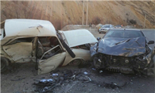 تصادف زنجیره‌ای 24 دستگاه خودرو در محور کرج - قزوین/ 75 مسافر دچار حادثه شدند