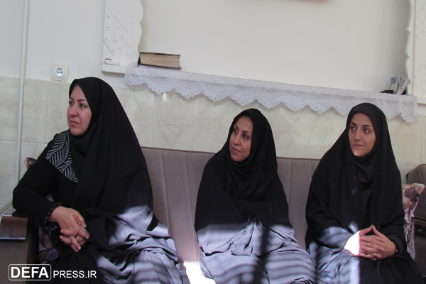 تجلیل مسئولین سازمان زنان استان یزد از خانواده شهید «احمد دهقان نیری»