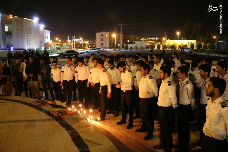 عکس/ ادای احترام دانشجویان به جانباختگان نفتکش