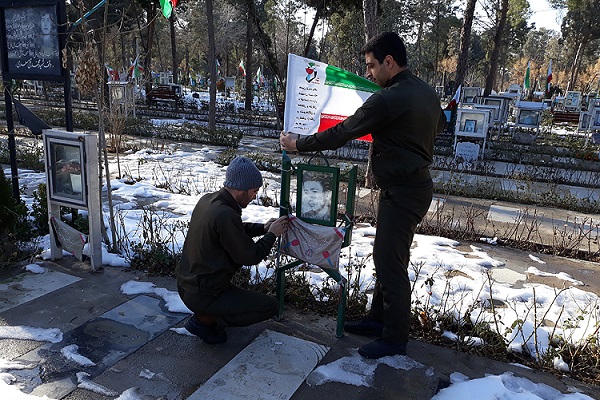 تعویض پرچم مزار شهدای انقلاب اسلامی در گلزار شهدا