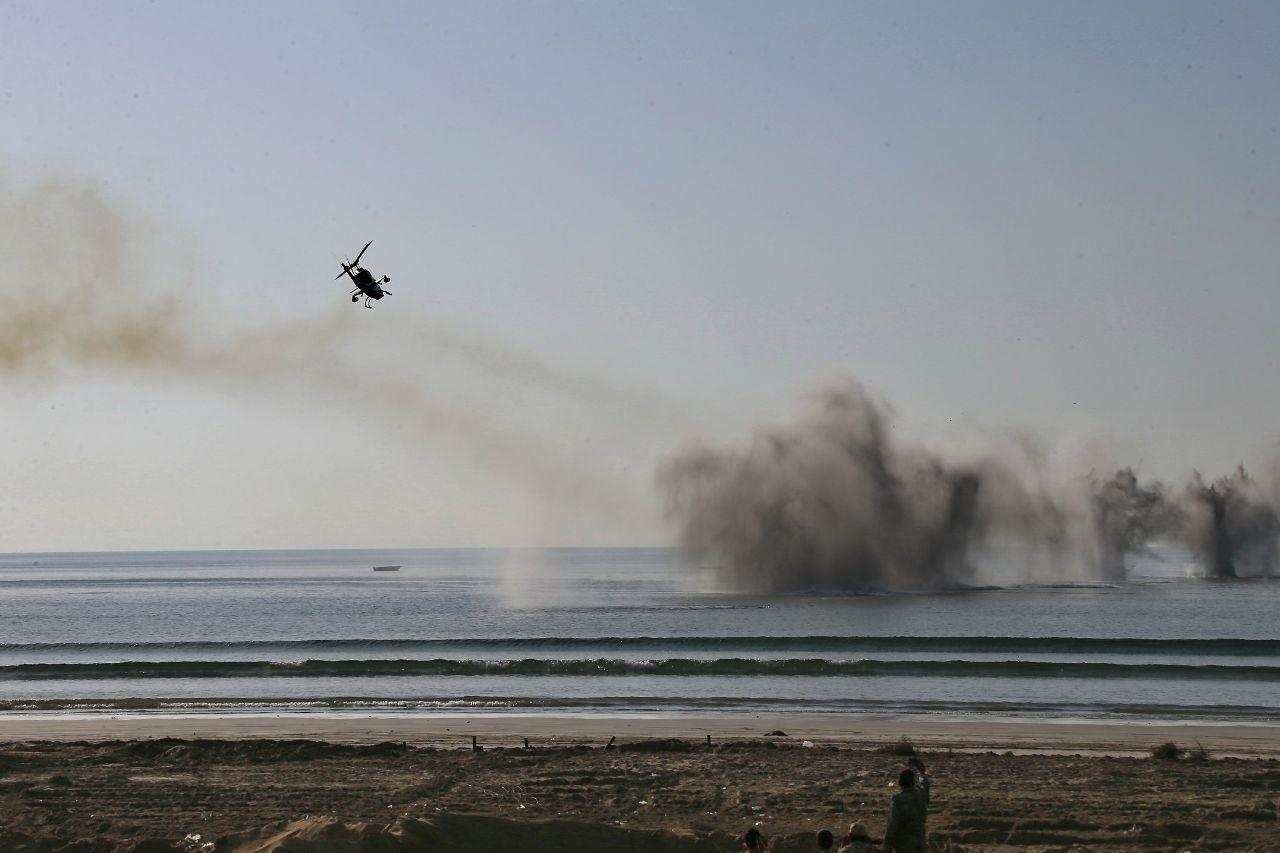 پرواز جنگنده‌ها و بالگردهای هوانیروز بر فراز دریای عمان +تصاویر