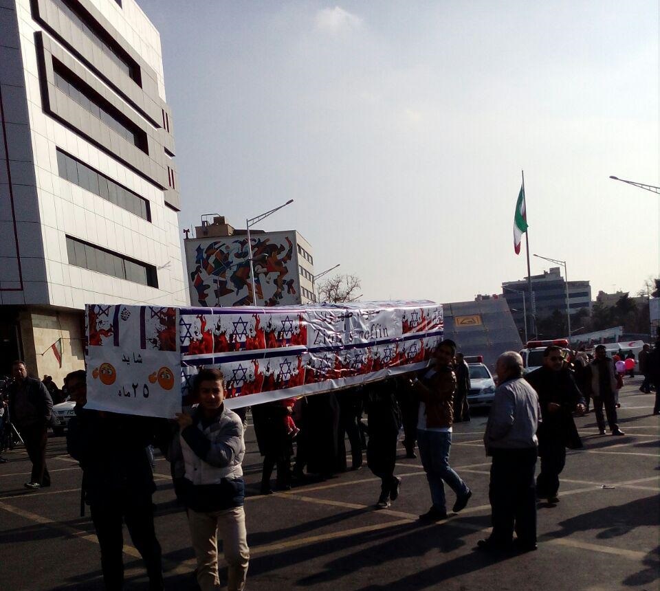 عکس/ تابوت رژیم صهیونیستی در مسیر راهپیمایی ۲۲ بهمن