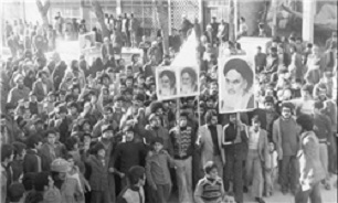حمل پلاکارد‌هایی به سبک سال ۵۷ توسط راهپیمایان تهرانی