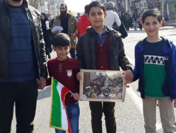فرزندان شهدای مدافع حرم در راهپیمایی 22 بهمن+ تصاویر