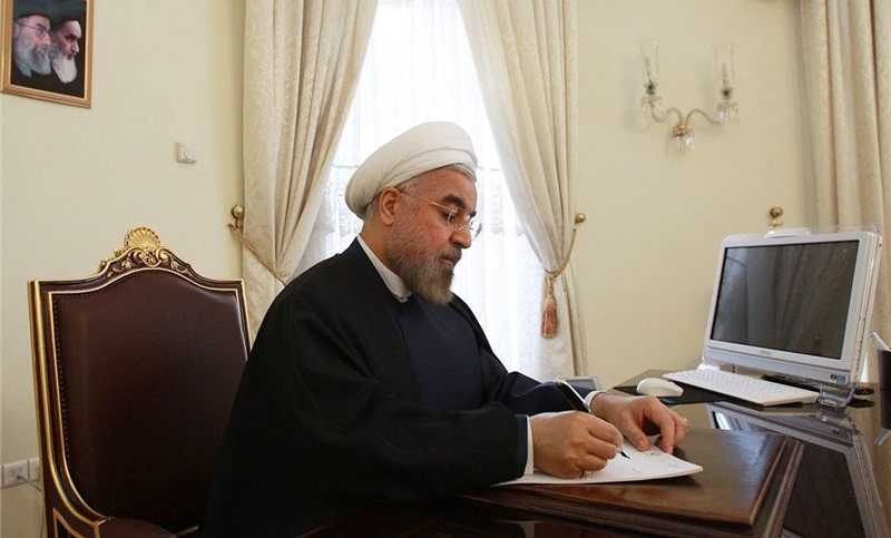 روحانی حکم رئیس سازمان اداری و استخدامی کشور را ابلاغ کرد