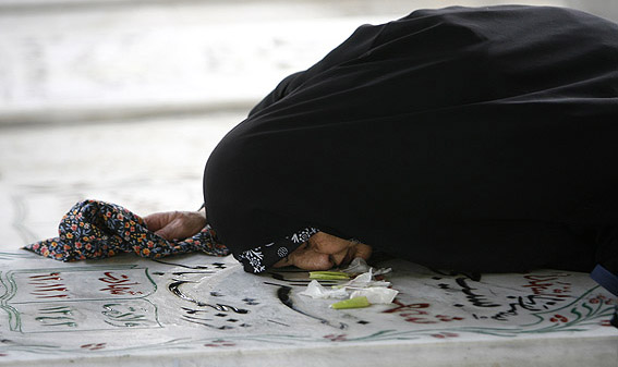 تجلیل از 10 مادر شهید در جوار قبور شهدای گمنام تهرانسر