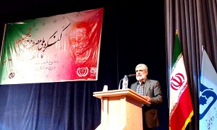 نسل جوان به شهید مصطفی احمدی روشن افتخار می کند