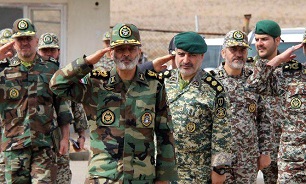 فرمانده کل ارتش جمهوری اسلامی ایران از منطقه پدافند هوایی تهران بازدید کرد