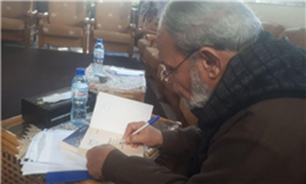 اهدای ۲ جلد کتاب توسط یکی از رهبران حماس به جشنواره عمار