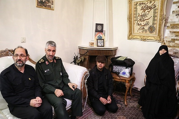 دیدار سردار فضلی با خانواده شهید بسیجی «محمدحسین حدادیان»+ عکس
